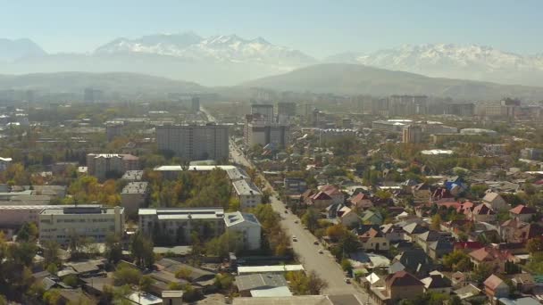比什凯克的一个住宅区的空中景观 秋天在城里 吉尔吉斯斯坦令人惊叹的山脉 斜坡和白雪覆盖的山峰 私人住宅 前往吉尔吉斯斯坦的旅行 — 图库视频影像