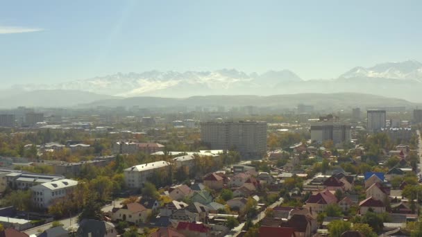 Dia Ensolarado Outono Bishkek Montanhas Colinas Encostas Picos Cobertos Neve — Vídeo de Stock