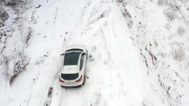 Kırgızistan, Konorchek Kanyonu 'nda arabayla seyahat ediyor. Güzel kış manzarası. Karla kaplı dağ yolunda giden bir SUV 'nin en üst görüntüsü..