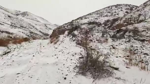 Widok Zimowej Drogi Kanionów Konorchek Podróżuje Samochodem Kirgistanie Wzgórza Grzbiety — Wideo stockowe
