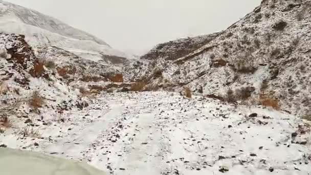 骑在冬天的山路上 Konorchek的峡谷 美丽的冬季风景 在吉尔吉斯斯坦开车旅行 吉尔吉斯斯坦的山丘 山峰和山脉 — 图库视频影像