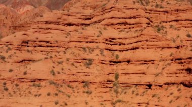 Kırgızistan 'ın eşsiz doğası. Konorchek Kanyonları, Boomsky Vadisi 'nde muhteşem bir yerdir. Tien Shan Dağları. Konorchek kanyonlarının inanılmaz manzaraları kilometrelerce uzanıyor..