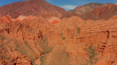Kırgızistan 'daki Konorchek Kanyonları. Kanyonlara ancak kurumuş bir nehrin yatağındaki kayalardan oluşan labirentlerden ulaşabilirsiniz. Binlerce yıllık toprak erozyonu burayı eşsiz kılmıştır: görkemli kil heykeller ve etkileyici bir ölçek..