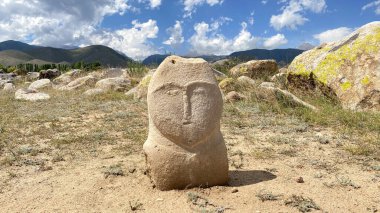 Asya 'nın göçebe insanlarının antik tarihinde çarpıcı ve enerjik bir yer. Kırgızistan 'daki Issyk Kul' daki açık hava müzesinin taş heykeli. Geziler, yürüyüş ve Kırgızistan 'da yürüyüş. Seyahat, macera ve tur
