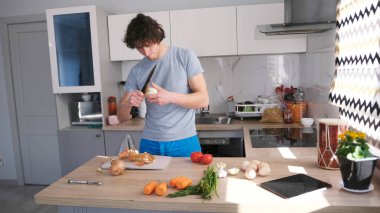 Çekici eşcinsel adam mutfakta soğan doğrayıp soyuyor. Adamın biri tahtada sebze kesiyor. Bir vejetaryen sebze güveci pişirir. Sahne sakin ve odaklanmış, çünkü adam görevine odaklanmış..