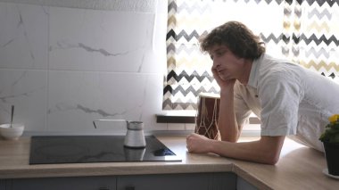 Bir adam sabahın erken saatlerinde üzgün bir bakışla mutfak masasında kahve hazırlar. Onun yanında bir saksı çiçeği ve bir davul var. Bekar bir adamın yalnız hayatı..