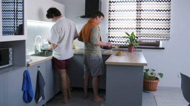 Genç gay erkeklerin olduğu bir ailede sıradan bir sabah. İki adam mutfakta kahvaltı hazırlıyor, biri beyaz gömlek giyiyor. Dostların kavgası..