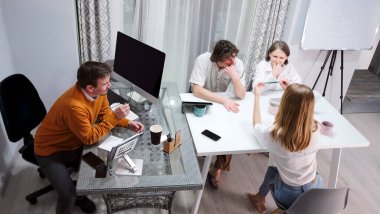 Genç bir kadın küçük bir şirketle görüşmeye geldi. Bir grup insan bir odada bir masada oturuyor ve konuşuyorlar. Sahne, insanlar bir projede birlikte çalıştığı için işbirlikçi ve maksatlı bir iştir..