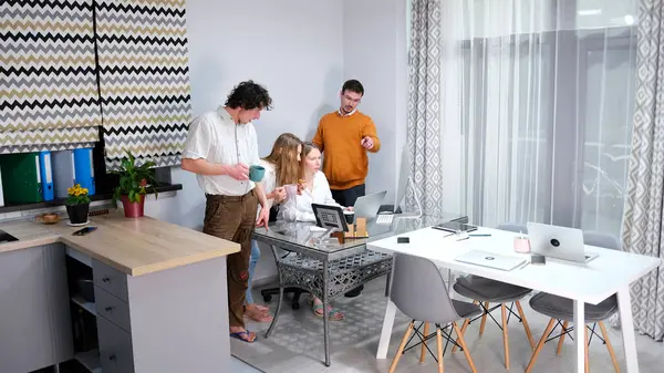 Küçük bir reklam ajansının olağan ofis rutini. Bir grup insan bir projeyi tartışıyor. Takımdaki atmosfer. Genç ve dost bir takım.