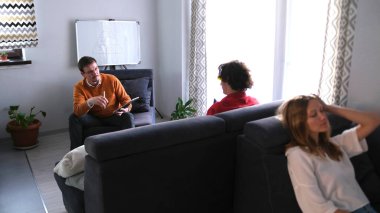 Aile ilişkilerinde sorunlar. Terapist seansında bir çift. Bir psikolog evli bir çifte danışmanlık yapıyor. İlişki yardımı