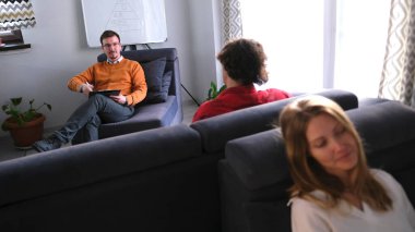 Bir psikolog evli bir çifte yardım eder. Bir ilişkide hile yapmak. Alkolizm ve uyuşturucu bağımlılığı. Bir psikanalistle seans. Turuncu kazaklı bir adam elinde tabletle kanepede oturuyor..