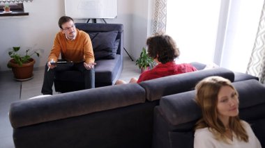 Başarılı ve kendinden emin bir psikolog genç evli bir çiftle iletişim kurar. Evlilikte sorunlar. Psikoterapi, destek ve tedavi. Anlayış, güven ve özen.