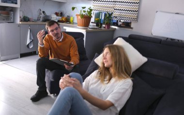 Kadın, özel hayatı ve romantik ilişkileri olmayan sorunları çözmek için psikoloğa başvurdu. Bir terapist mutfakta kanepede oturan bir kadınla konuşur. Sahne ciddi ve odaklanmış.
