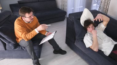 Yakışıklı bir öğrenci çocukluk travmalarını bir psikoloğa anlatır. İç çatışmalar ve problemler üzerinde çalışıyoruz. Psikanalist seansı. Uzman danışma