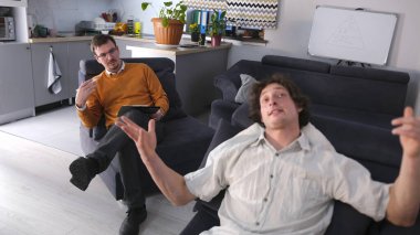 Bir psikoloğa danışmanlık yapan genç ve yakışıklı bir gay. Müşterinin duygusal durumunu iyileştirmek ve iç zihinsel sorunlarını çözmeye yardımcı olmak. Sahne ciddi ve odaklanmış.