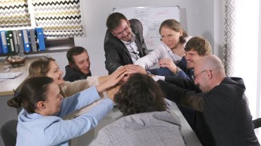 Bir grup benzer fikirli insan başarılı bir iş projesinin başlamasını kutluyorlar. Avukatlar masanın etrafında toplanır, el sıkışır ve gülümserler. Sahne dostane ve olumlu.