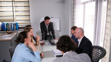 Gündüzleri avukatlarla çalışıyorum. Bir grup insan bir masanın etrafında oturmuş şirketin gelişimini tartışıyorlar. Merkezdeki yakışıklı bir adam bir sunum yapıyor.