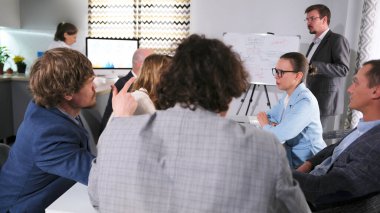 Hırslı gençlerden oluşan bir ekip iş fikirleri üretiyor. Bir adam iş stratejisi oluşturma konusunda konferans veriyor. Sahne işbirliği ve odaklanma için tasarlandı.