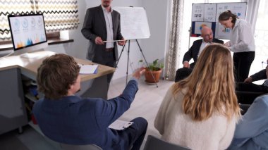 Bir grupta insanlar arası ilişkiler kurmak. Koçun koçu. Bir grup insan sandalyede oturuyor ve bir öğretim görevlisini dinliyor. Danışman bir sunum yapıyor.