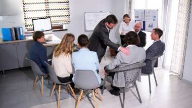 Çalışanlar arasındaki iletişimin kalitesi ile mesleki görevlerinin yerine getirilmesi arasında doğrudan bir ilişki vardır. Sahne profesyonel iletişim için tasarlanmıştır.