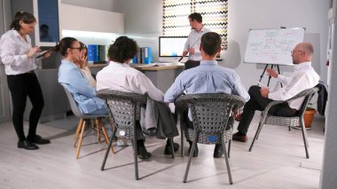 Aile ofisi. Grubun bir kriz durumundaki etkileşim stratejisinin tartışılması. Akıl hocası genç iş adamları için bir ders veriyor. Sahne işbirliği ve odaklanma için tasarlandı.