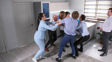 Güven, destek ve karşılıklı saygı için bir ofis oyunu. Bir grup işadamı takım oluşturma etkinliklerinde Serbest Sonbahar oyunu oynuyorlar. Sahne kaygısız ve eğlenceli oldu..