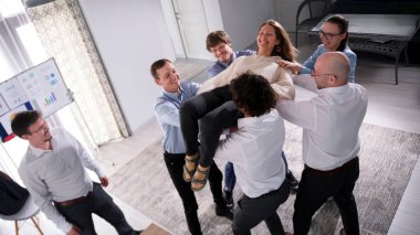 Mutlu bir grup iş arkadaşı güven ve destek için eğlenceli bir ofis oyununa katılıyor. Serbest düşüş. Güvenilir eller. Bir akıl hocasından eğitim. Bir grup işadamı bir kadını üzerlerine düşerken yakalamış..