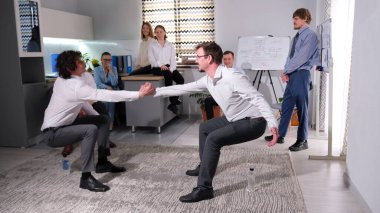 Bir meslektaşıma güvenme oyunu. Takım oluşturma, çalışanlar arasındaki işbirliğini güçlendirme ve takım çalışmasını geliştirme amaçlı faaliyetler. İş eğitimi