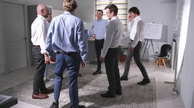 Bir grup ofis çalışanı takım oluşturma etkinlikleri için etrafta dolanıyor. Ofis oyunları. Misafir bir koç kişisel büyüme eğitimi veriyor. İş konsepti