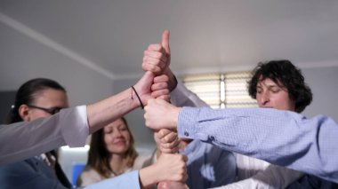 Ofis çalışanlarının eğlenceli bir liderlik oyunu oynamaları. Takım oluşturma. Akıl hocasından uzak bir inziva. Sahne olumlu ve dostane.