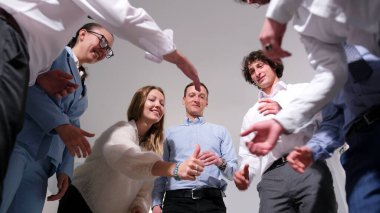 Neşeli bir ofis çalışanı grubu daireler çiziyor ve eğlenceli bir ofis oyunu oynuyorlar. Liderlik gelişimi, sağlıklı rekabet, ofisteki verimlilik ve takım çalışmasının artması