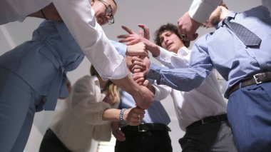 Yaratıcı öğrenciler eğlenceli bir liderlik geliştirme oyunu oynar. Bir iş şirketi için takım oluşturma. Yoldaşlık ve takım çalışması kavramı. Ofisteki verimliliği ve takım çalışmasını artırın