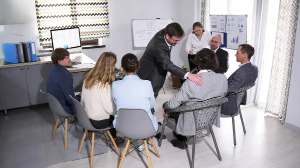 Çalışanlar arasındaki iletişimin kalitesi ile mesleki görevlerinin yerine getirilmesi arasında doğrudan bir ilişki vardır. Sahne profesyonel iletişim için tasarlanmıştır.