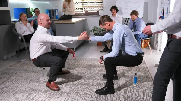 Eğlenceli bir ofis kurma oyunu. İki işadamı el sıkıştı ve dengeyi korumak için birbirlerine güveniyorlar. Bir grupta insanlar arası ilişkiler kurmak. İş eğitimi