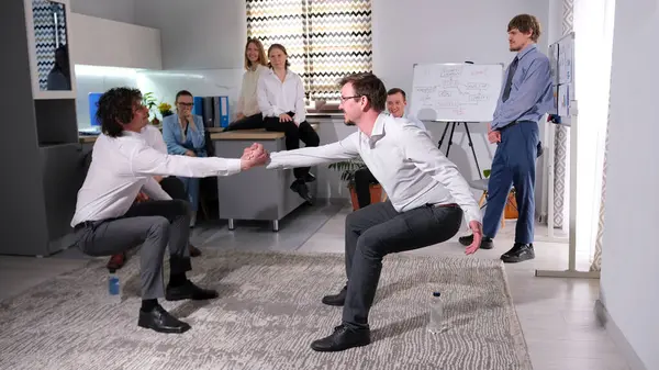 Bir meslektaşıma güvenme oyunu. Takım oluşturma, çalışanlar arasındaki işbirliğini güçlendirme ve takım çalışmasını geliştirme amaçlı faaliyetler. İş eğitimi