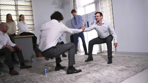 Çalışma verimliliğini arttırıyorum. Birbirine sıkı sıkıya bağlı ve iyi etkileşimli bir takım. Takımdaki atmosferi geliştiriyorum. Çalışanların motivasyonunun artması. Etkinliklere katılım, işe olan ilgiyi ve takımın bir parçası olma arzusunu artırıyor.