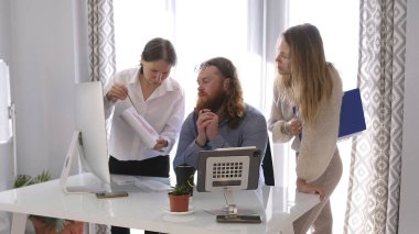 Şirketin iki bayan yöneticisi bölüm başkanıyla yeni bir proje koordine ediyorlar. Bir iş adamının çalışma günleri. Ortak çalışma. Satış takviminin tartışması.