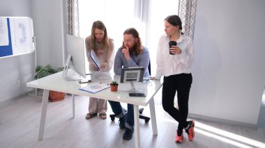 Uzman danışmanlığı. Büyük bir şirketin üç yöneticisi ortak bir iş projesi üzerinde çalışıyor. Kârlılık, yeniden yapılanma ve casusluk tartışmaları.