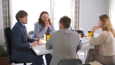 Patron, çalışanların konferans odasındaki bölüm şefiyle işten çıkarılmasını tartışıyor. Grubun bir kriz durumundaki etkileşim stratejisinin tartışılması.