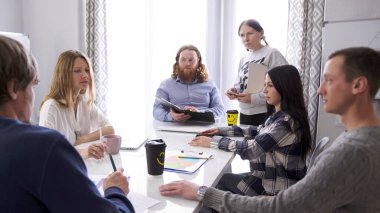 Yönetim çalışanların işten çıkarılmasını tartışıyor. Bir grup insan konferans odasında bir masada oturuyor. Önemli bir şeyi tartışıyorlar..