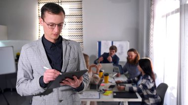 Büyük bir şirkette kişisel asistan olarak çalışıyor. Takım elbiseli ve gözlüklü yakışıklı, odaklanmış bir adam bir tablet üzerinde bir grup insanın önünde yazıyor. Avukat.