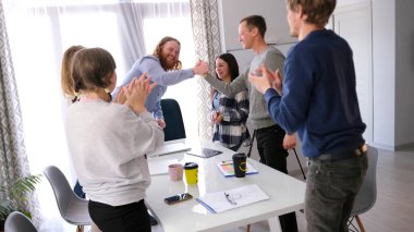 Bölümün mutlu başkanı, ayın en iyi çalışanı ünvanına sahip meslektaşlarının tebriklerini kabul ediyor. Şirket çalışanları patronlarını alkışlıyor. Şirketin doğum günü..