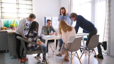 İşte acil bir durum var. Patron panik içinde başını tutuyor. Kötü işçiler. Çalışanların işten çıkarılması. Bir grup insan birlikte çalışmak için masanın etrafında toplandı..