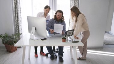 Yönetici ve şirketin sekreteri danışma için şirketin masasının başına geldi. Şirket müdürü önemli belgeleri gözden geçirir ve personelle iletişim kurar.