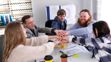 Olumlu bir iş ekibi multi milyon dolarlık sözleşmenin sonucunu kutluyor. Birlik ve takım çalışması. Takım oluşturma. Bir grup mutlu insan el sıkışıyor.