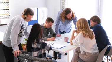 Profesyonel bir koç ve asistanı genç bir işletme şirketinin personeli için danışmanlık yapıyor. Grup bir sorunu çözmek ya da bir görevi tamamlamak için birlikte çalışıyor