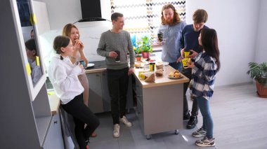 İşte kahve molası. Bir grup arkadaş birlikte vakit geçirmekten zevk alırken, yemek ve içecekleri paylaşırken ortam rahat ve sosyal. Aile ofisi. Ayrıl