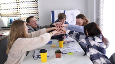 İş dünyası başarılı bir anlaşmayı kutluyor. Bir grup profesyonel birlik ve destek gösteriyorlar. Takım oluşturma ve takım çalışması