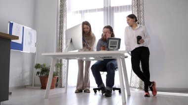 Şirketin yorgun patronu ve kişisel asistanı yeni bir iş projesinin tahminlerini tartışıyorlar. Başkanın ofisinde toplantı..