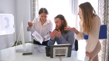 Bölüm başkanı ve müdürü meslektaşlarının çalışmalarından memnun değil. Üç iş adamı yeni bir pazarlama fikrini tartışıyor. İş geliştirme stratejisi